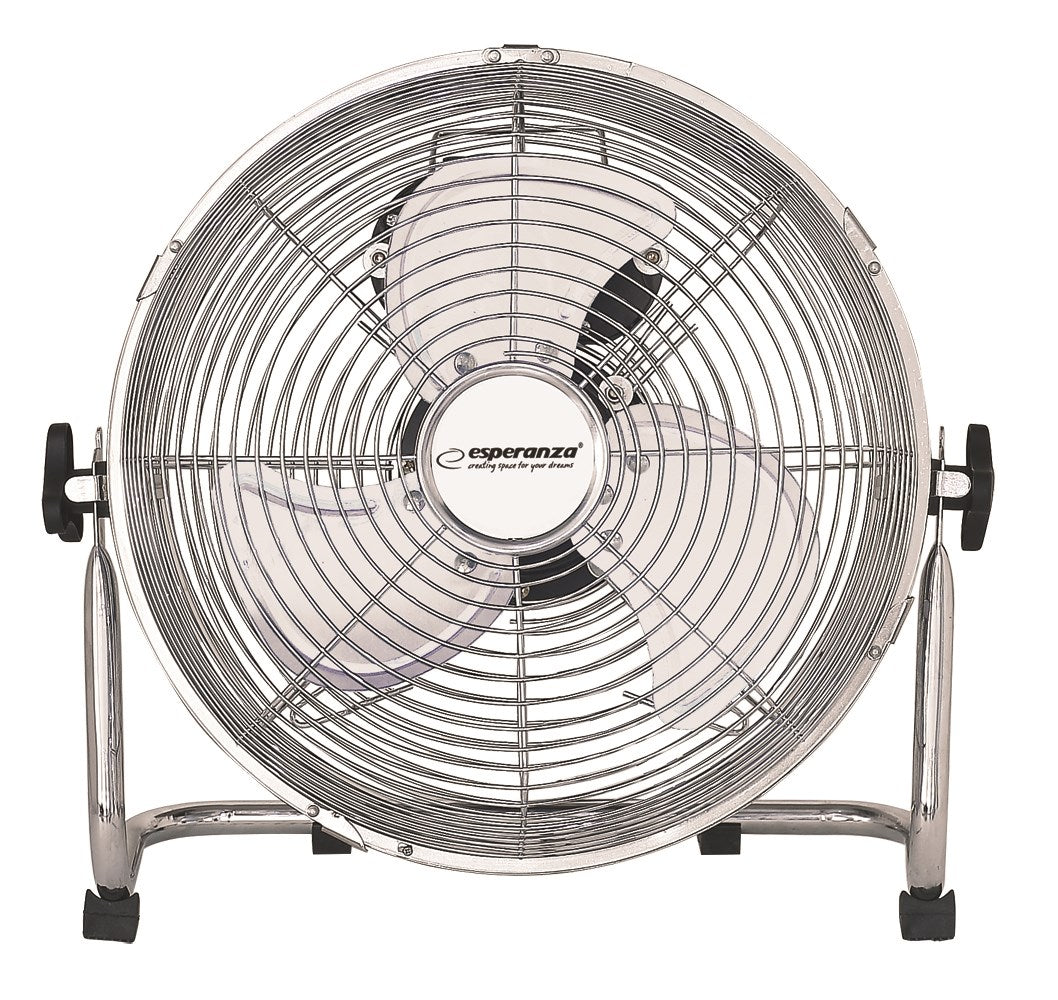 Ein silberner Bodenventilator mit Metallgittern und drei weißen Flügeln.