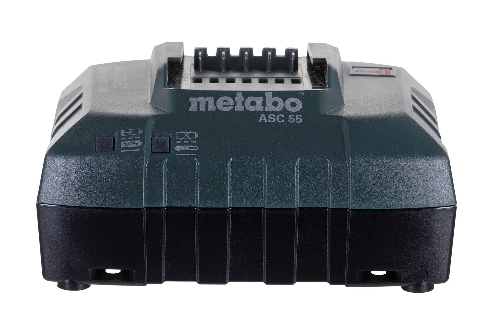 Ein dunkelgrünes Metabo ASC 55 Ladegerät mit schwarzen Akzenten auf weißem Hintergrund.