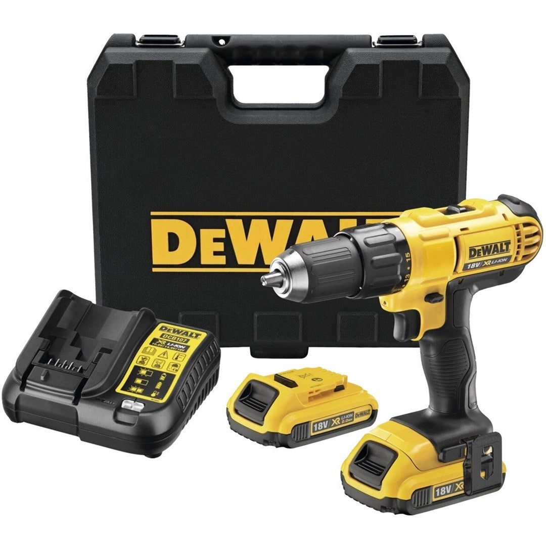 Ein gelber und schwarzer Akku-Bohrschrauber von DeWalt mit Ladegerät und zwei Akkus.