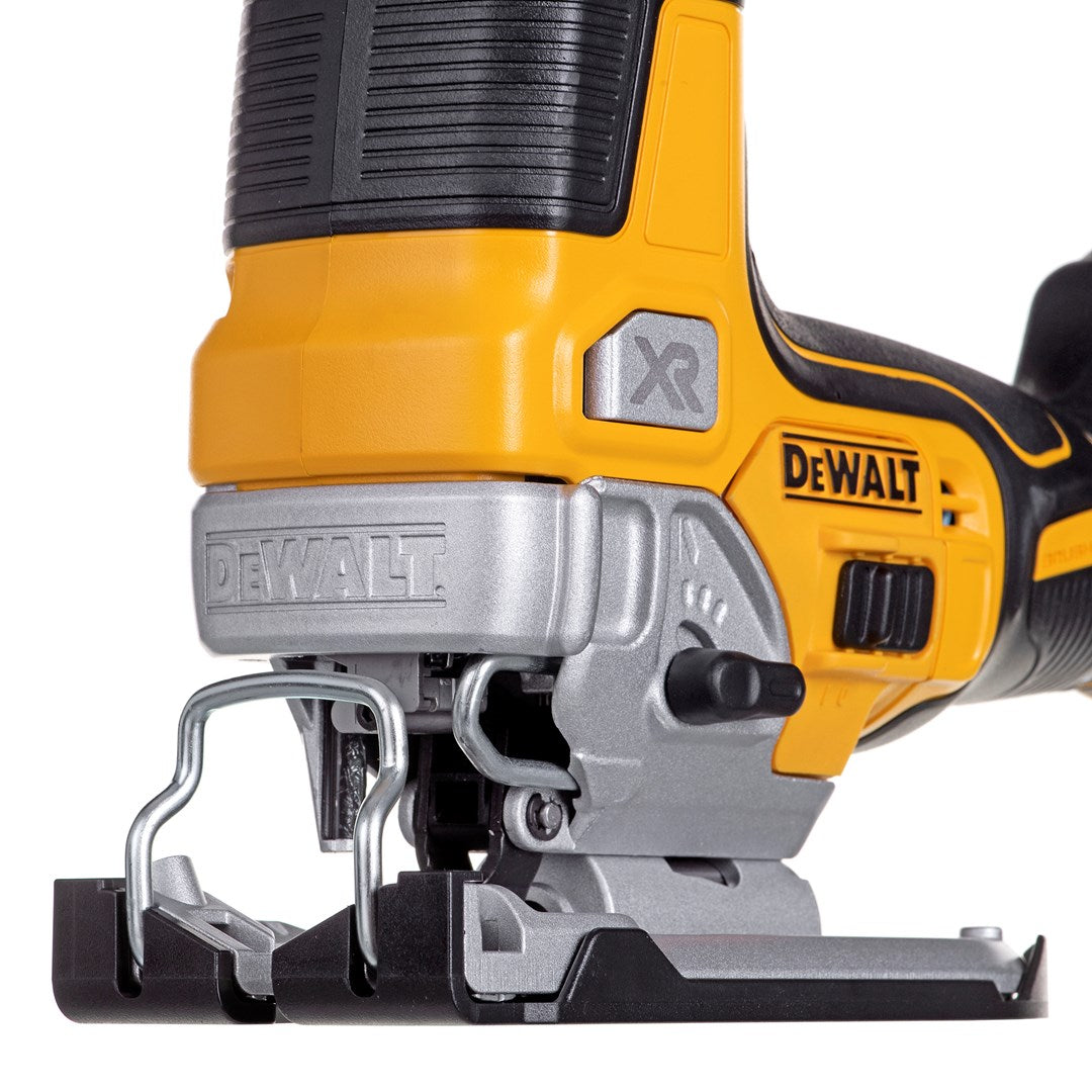 Nahaufnahme eines gelben und silbernen Stichsäge-Werkzeugs mit dem DEWALT-Logo.