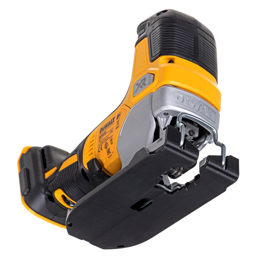 Gelbe und schwarze Dewalt Stichsäge mit silbernen Akzenten, Nahaufnahme.