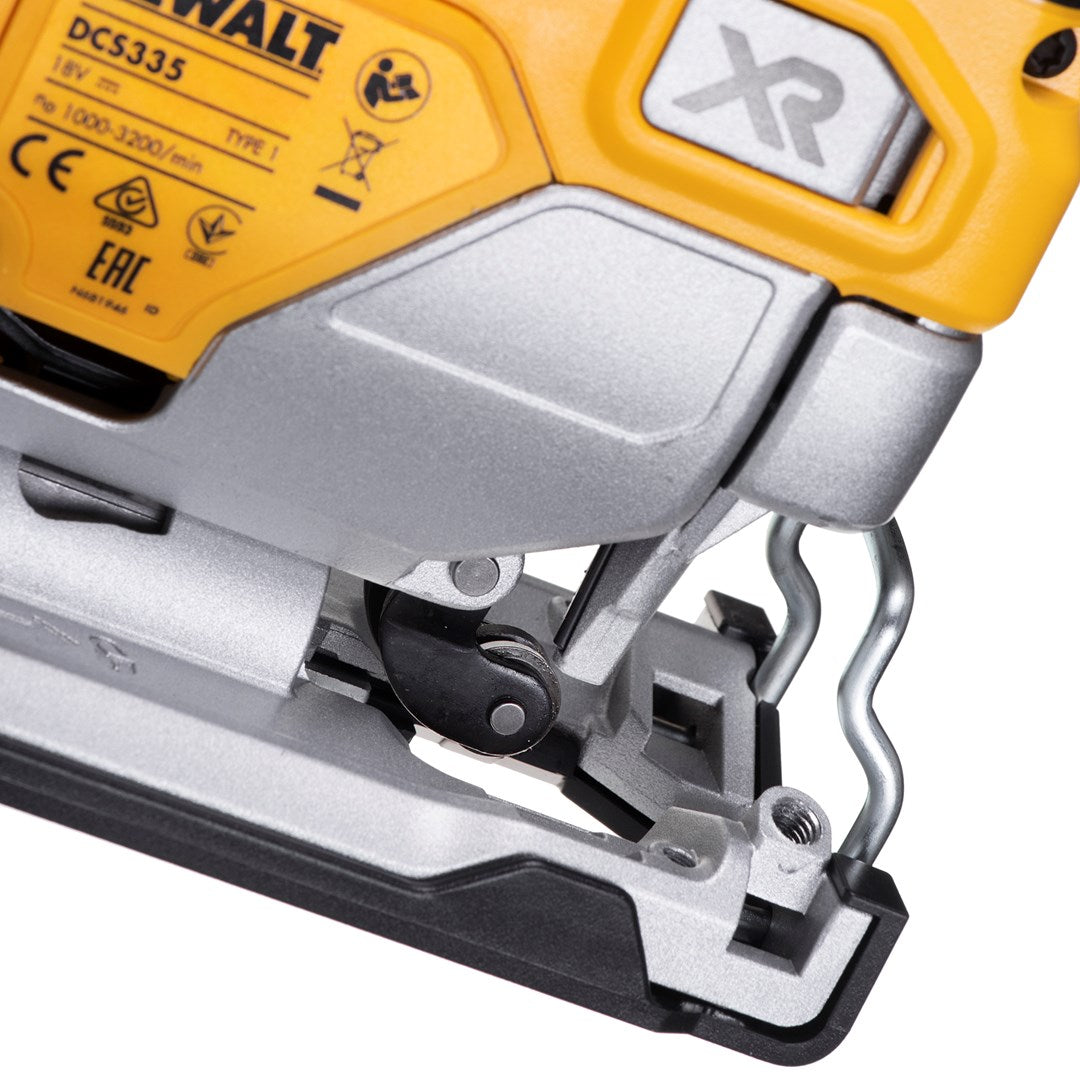 Nahaufnahme einer gelben und silbernen DeWalt DCS335 Stichsäge, die den Sägeblattmechanismus und das XR-Logo zeigt.