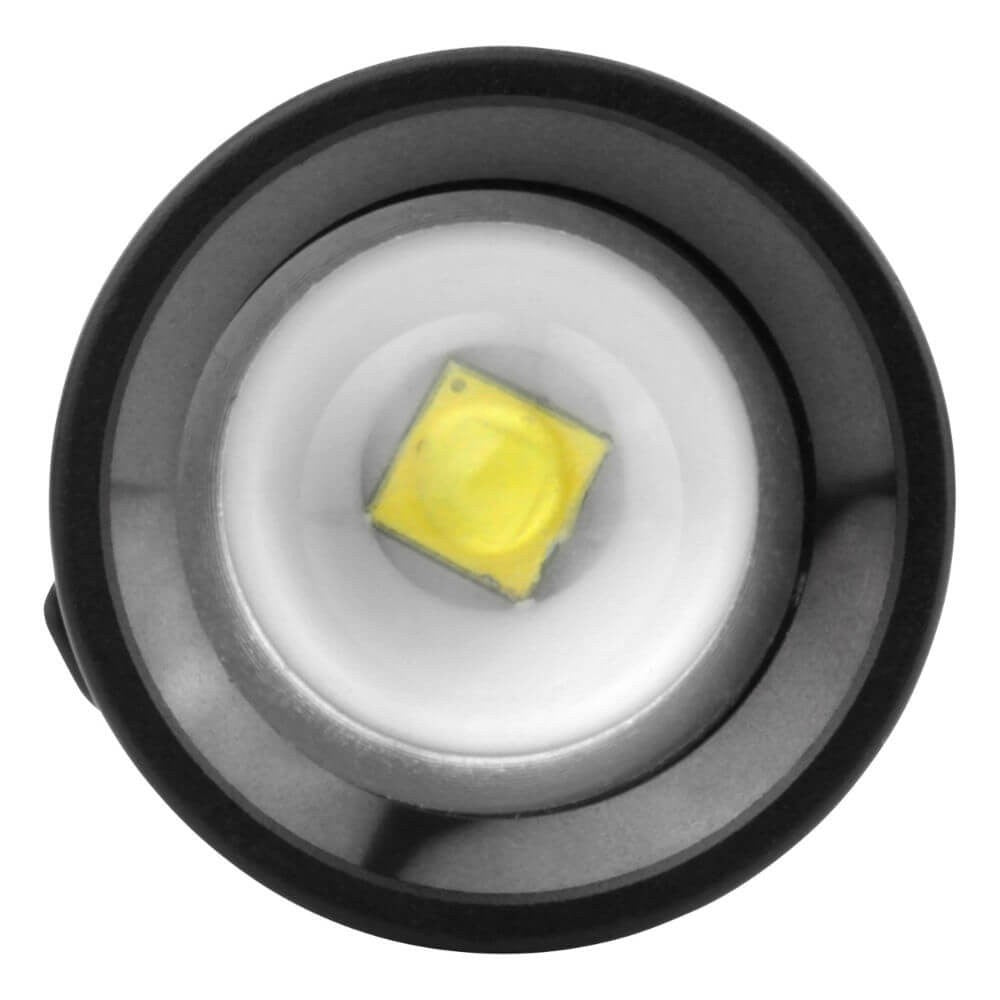 Nahaufnahme des LED-Chips in einer Taschenlampe mit schwarzem Gehäuse.