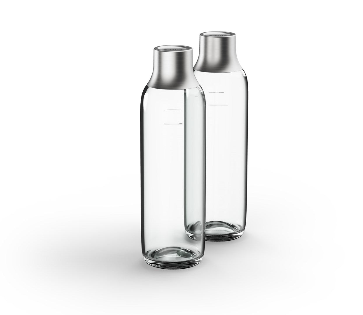 Zwei leere Glasflaschen mit silbernen Deckeln auf weißem Hintergrund.