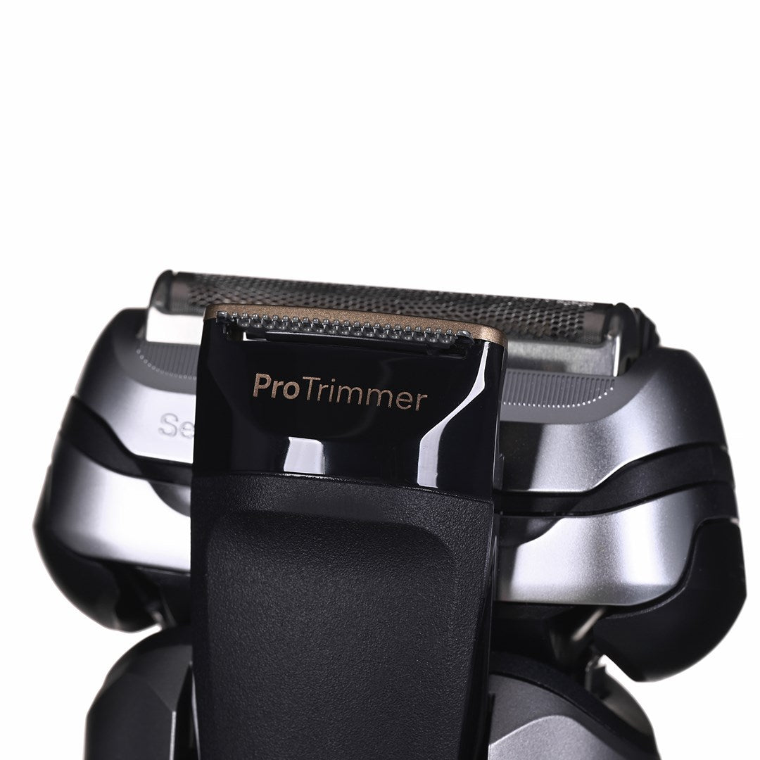 Ein schwarzer Elektrorasierer mit silbernen Akzenten und der Aufschrift "ProTrimmer".
