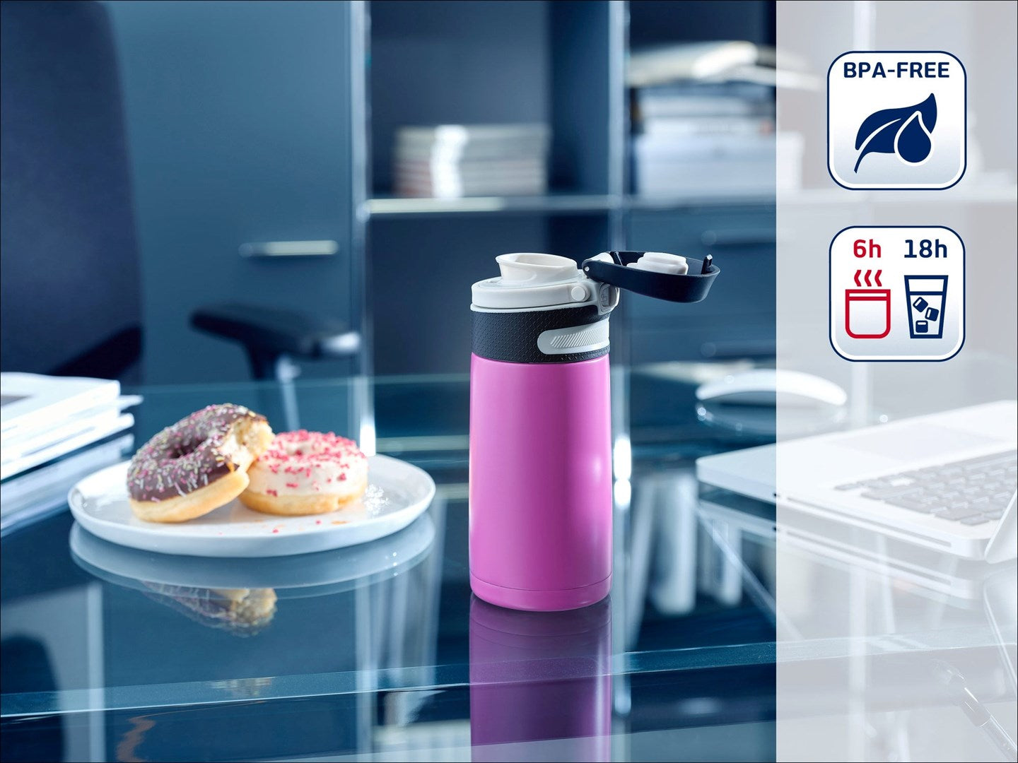Eine rosa Trinkflasche neben zwei Donuts auf einem Tisch.