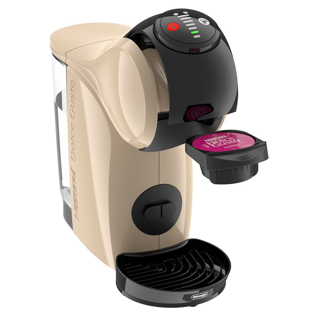 Beżowo-czarna maszyna do kawy Nespresso Dolce Gusto z różową kapsułką espresso.
