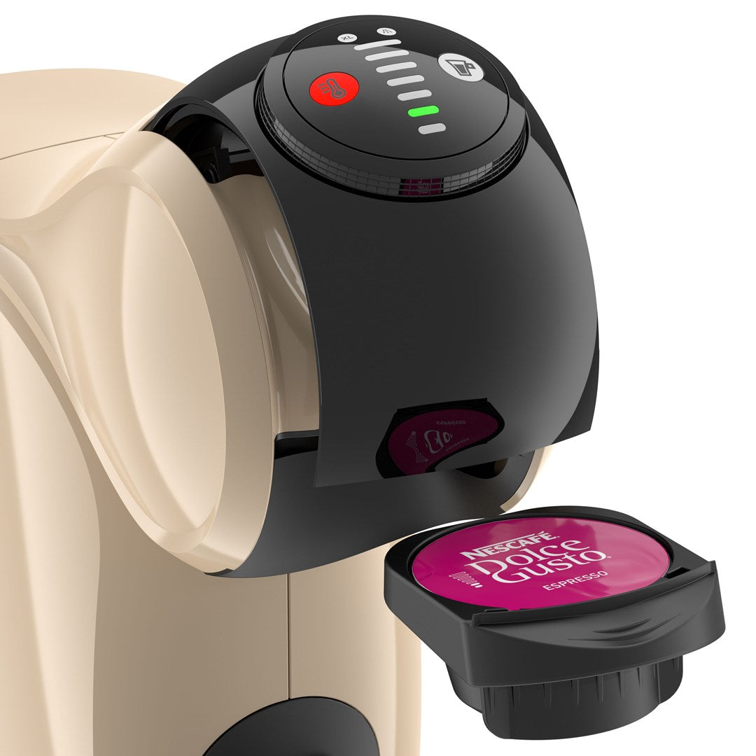 Kapsułka Nescafé Dolce Gusto Espresso jest wkładana do beżowo-czarnej ekspresu do kawy.