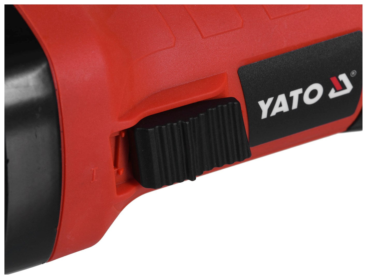 Nahaufnahme eines roten Werkzeugs mit schwarzem Schalter und YATO-Logo.