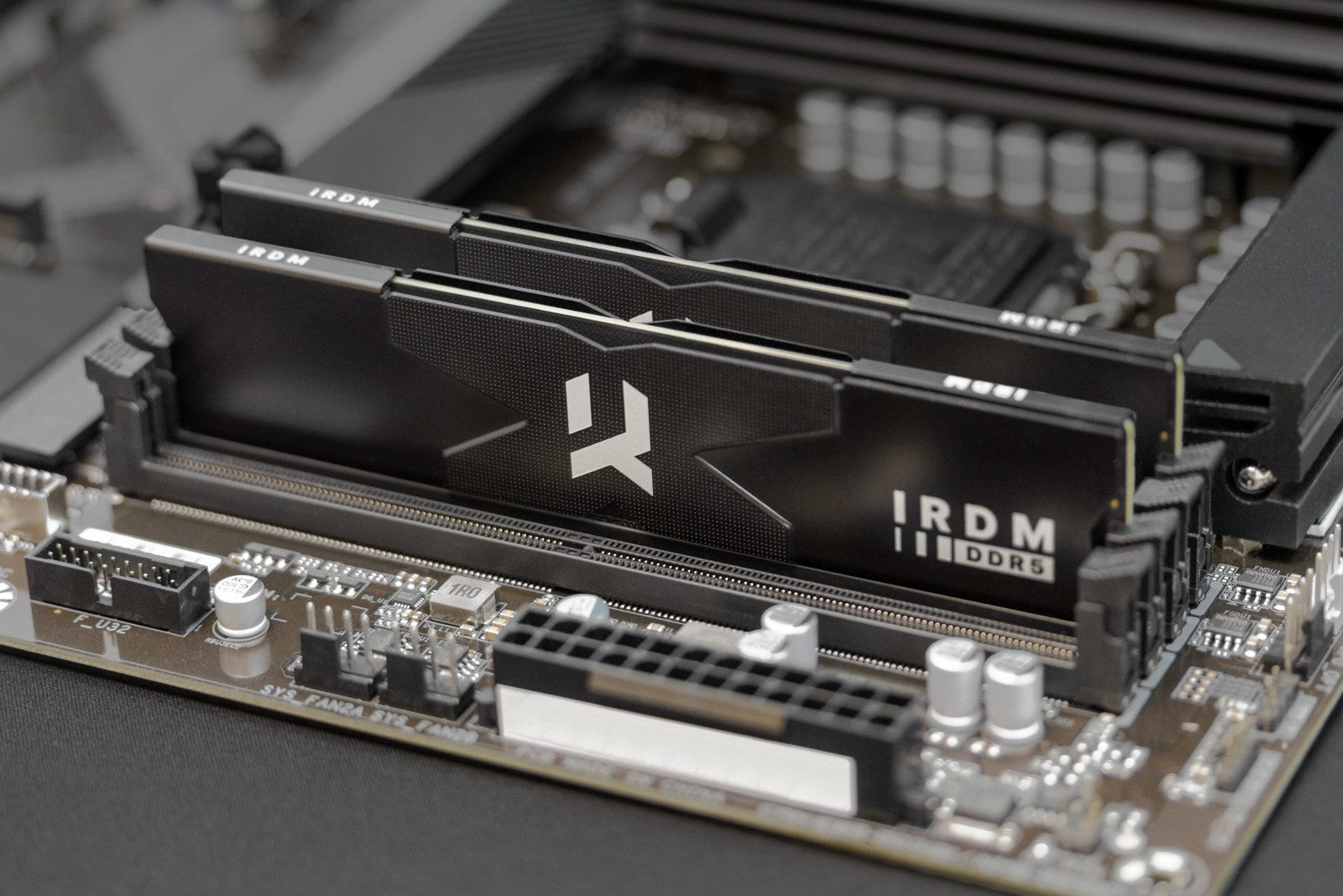 Dwa czarne moduły RAM IRDM DDR5 zainstalowane na płycie głównej.
