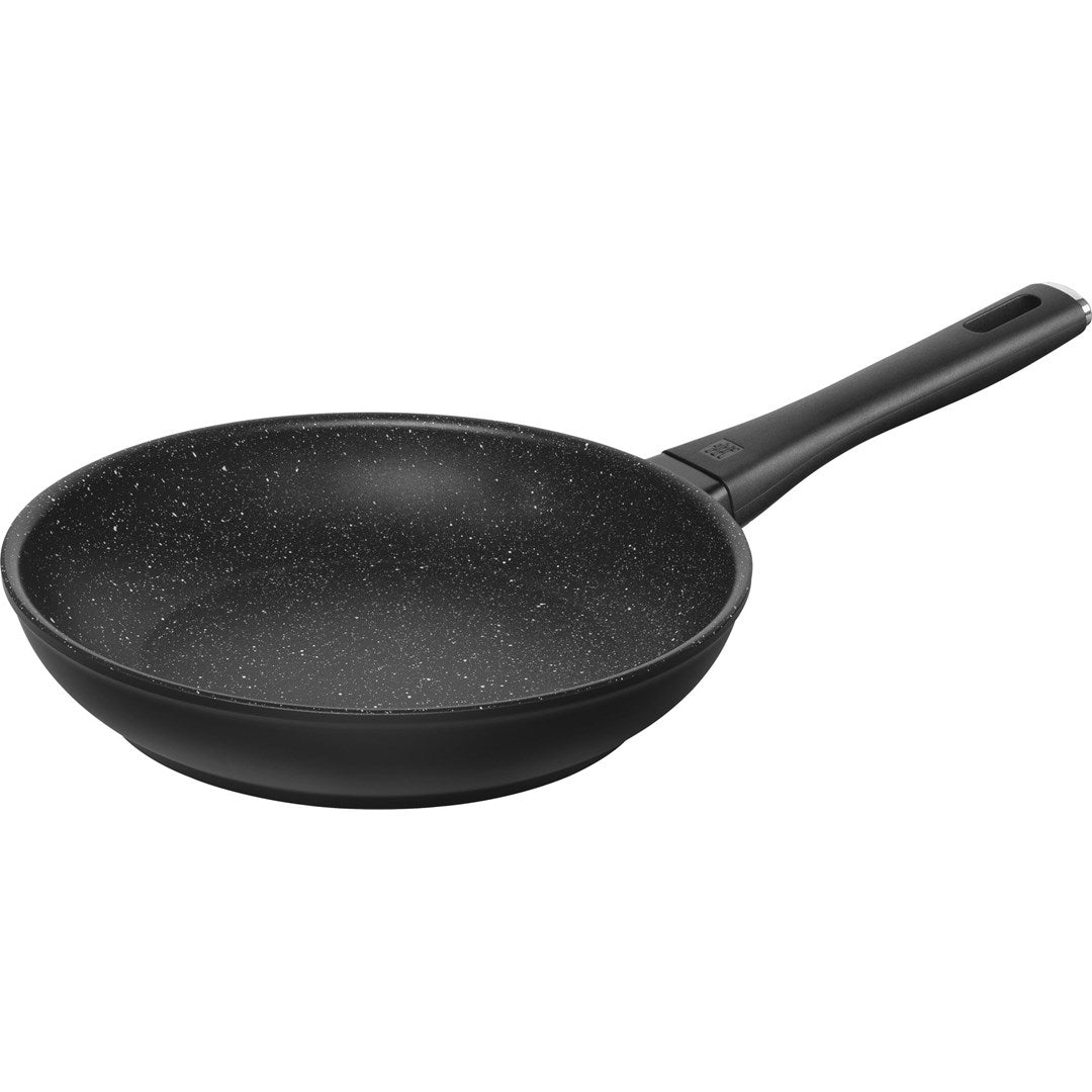 Eine schwarze Bratpfanne mit gesprenkelter Antihaftbeschichtung und schwarzem Griff.