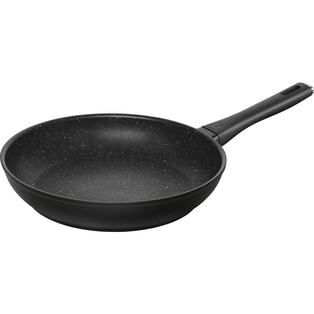 Schwarze Bratpfanne mit sprenkelartiger Beschichtung und schwarzem Griff.