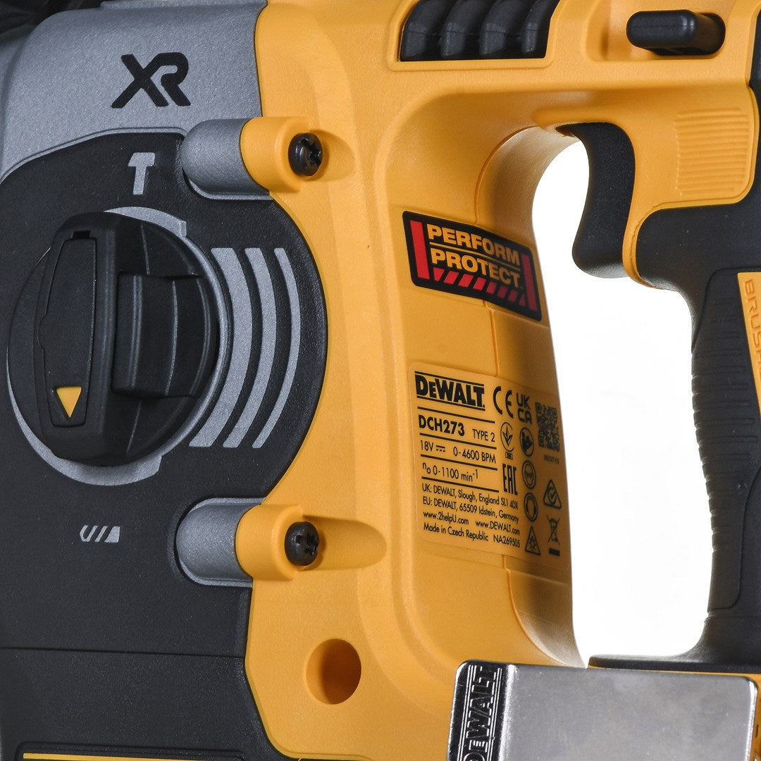 Taladro amarillo con mango negro, logo XR y panel de control.