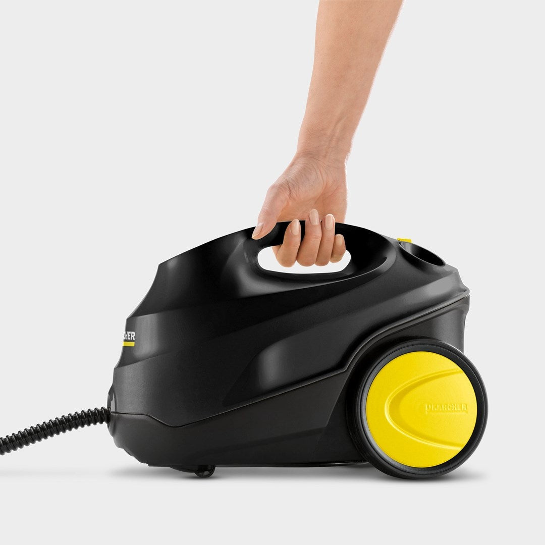 Una mano tiene un pulitore a vapore nero con accenti gialli.