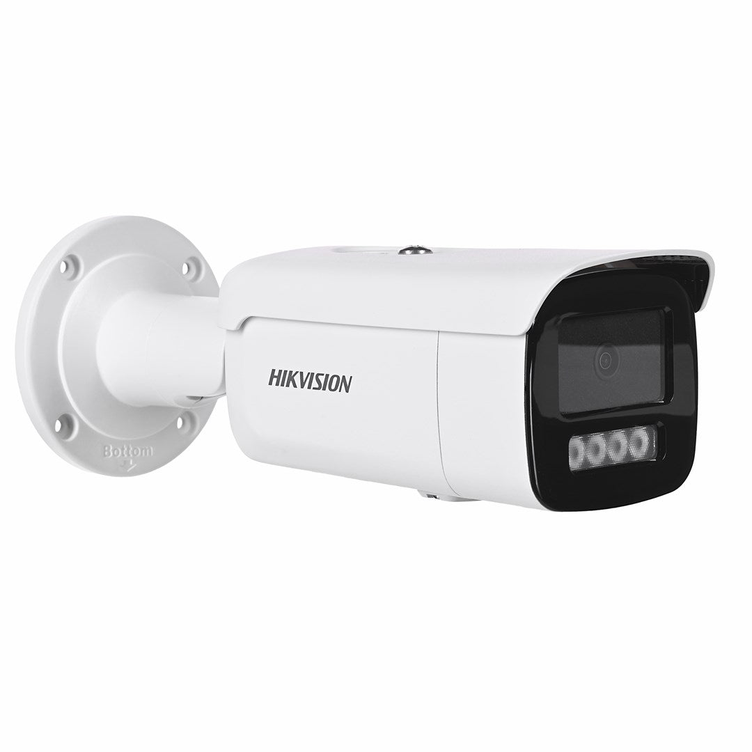 Eine weiße Hikvision-Überwachungskamera mit Infrarot-LEDs und Objektiv.