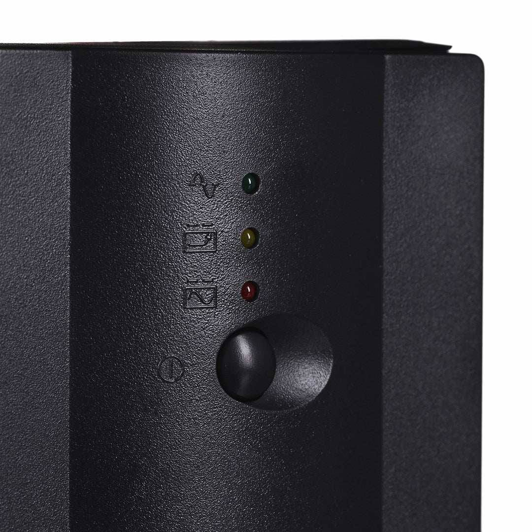 Primo piano di un'unità di dispositivo nera con tre spie luminose e un pulsante.