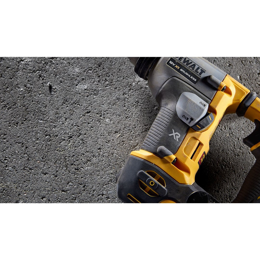 Gelber und schwarzer Bohrhammer von Dewalt auf Betonoberfläche.