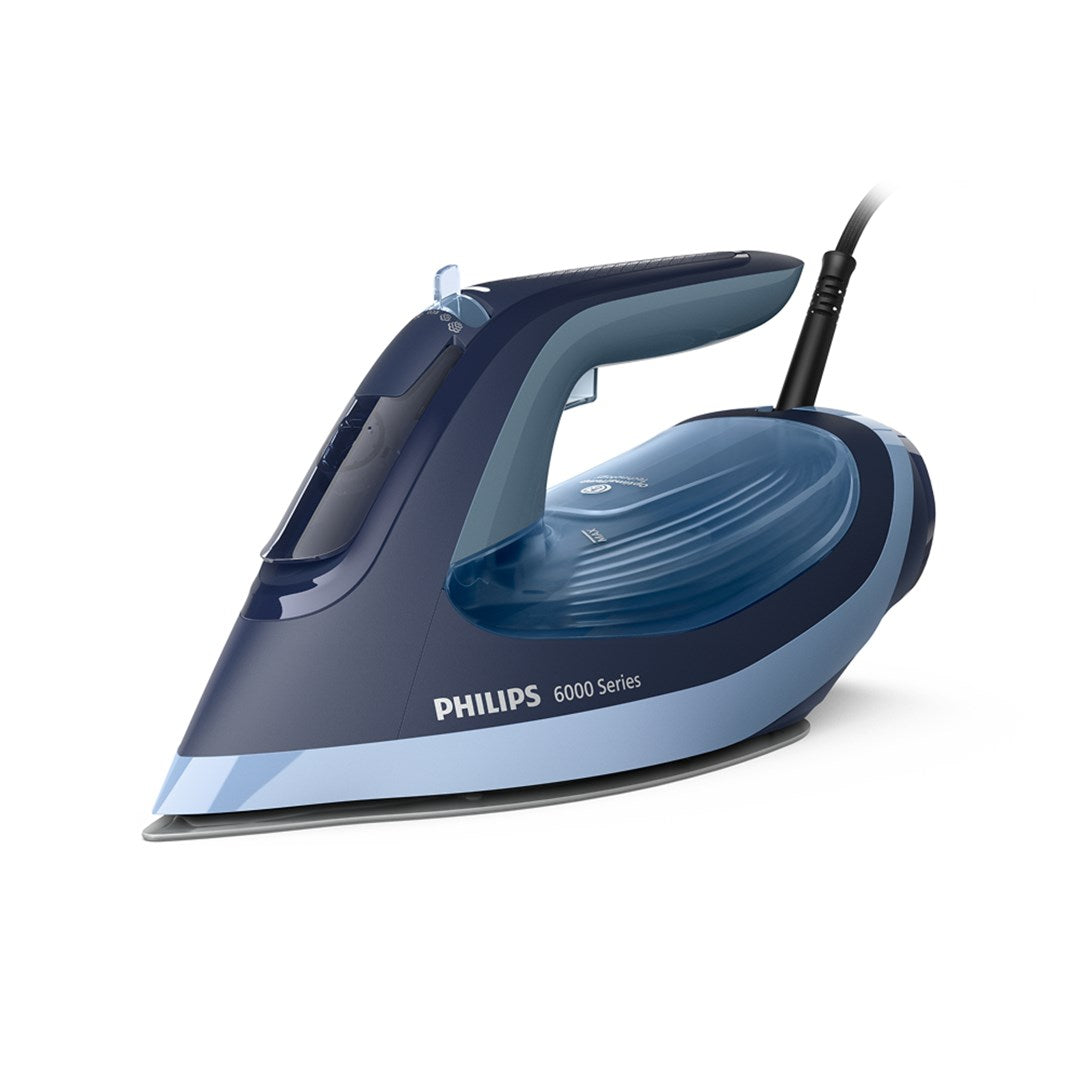 Un ferro da stiro a vapore Philips 6000 Series blu scuro con serbatoio trasparente.