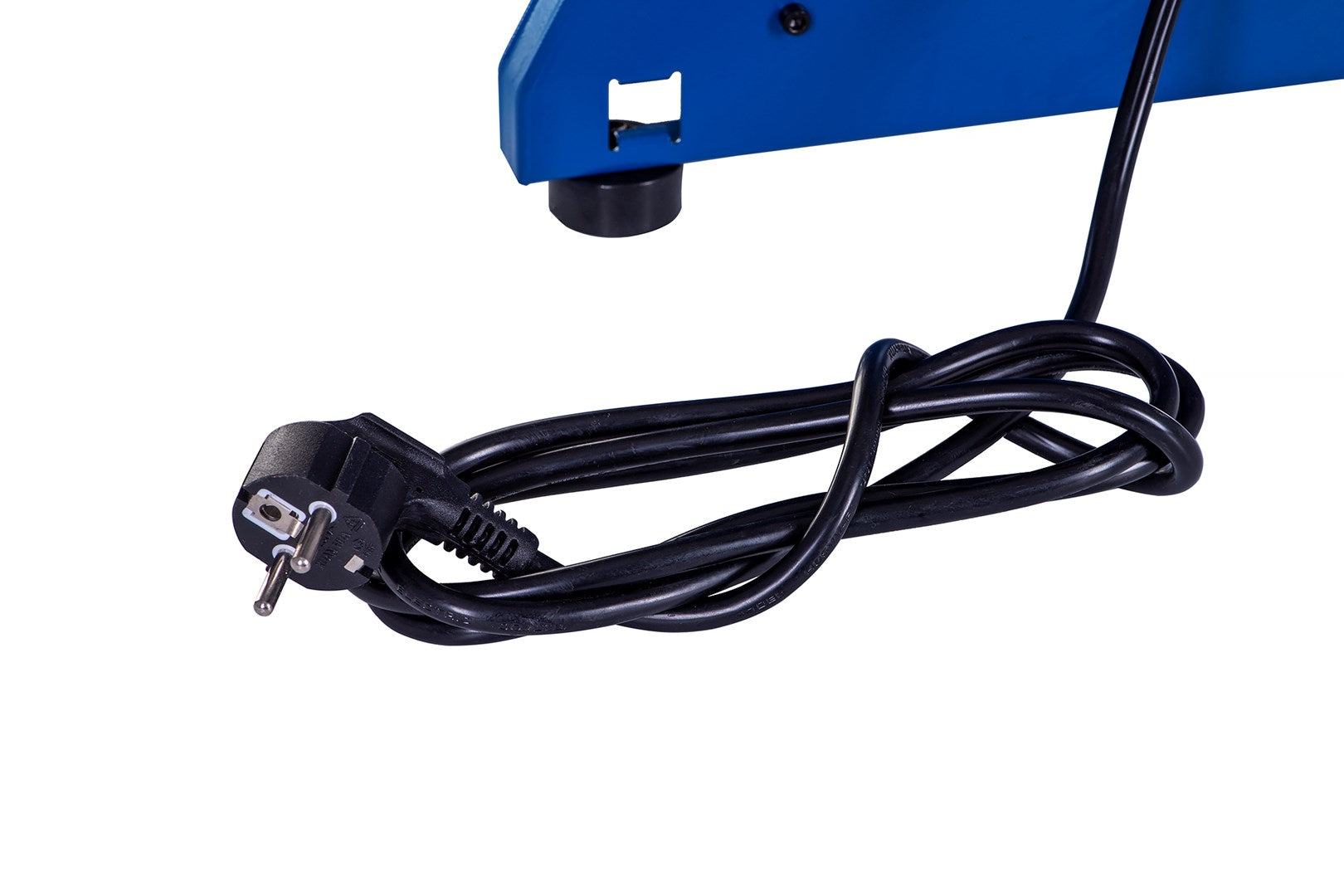 Blauer Stecker mit schwarzem Kabel, das zu einem Gerät führt.