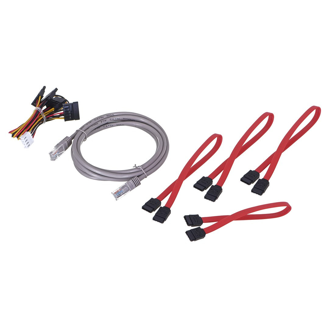 Graues Netzwerkkabel und rote SATA-Kabel mit mehreren Anschlüssen.