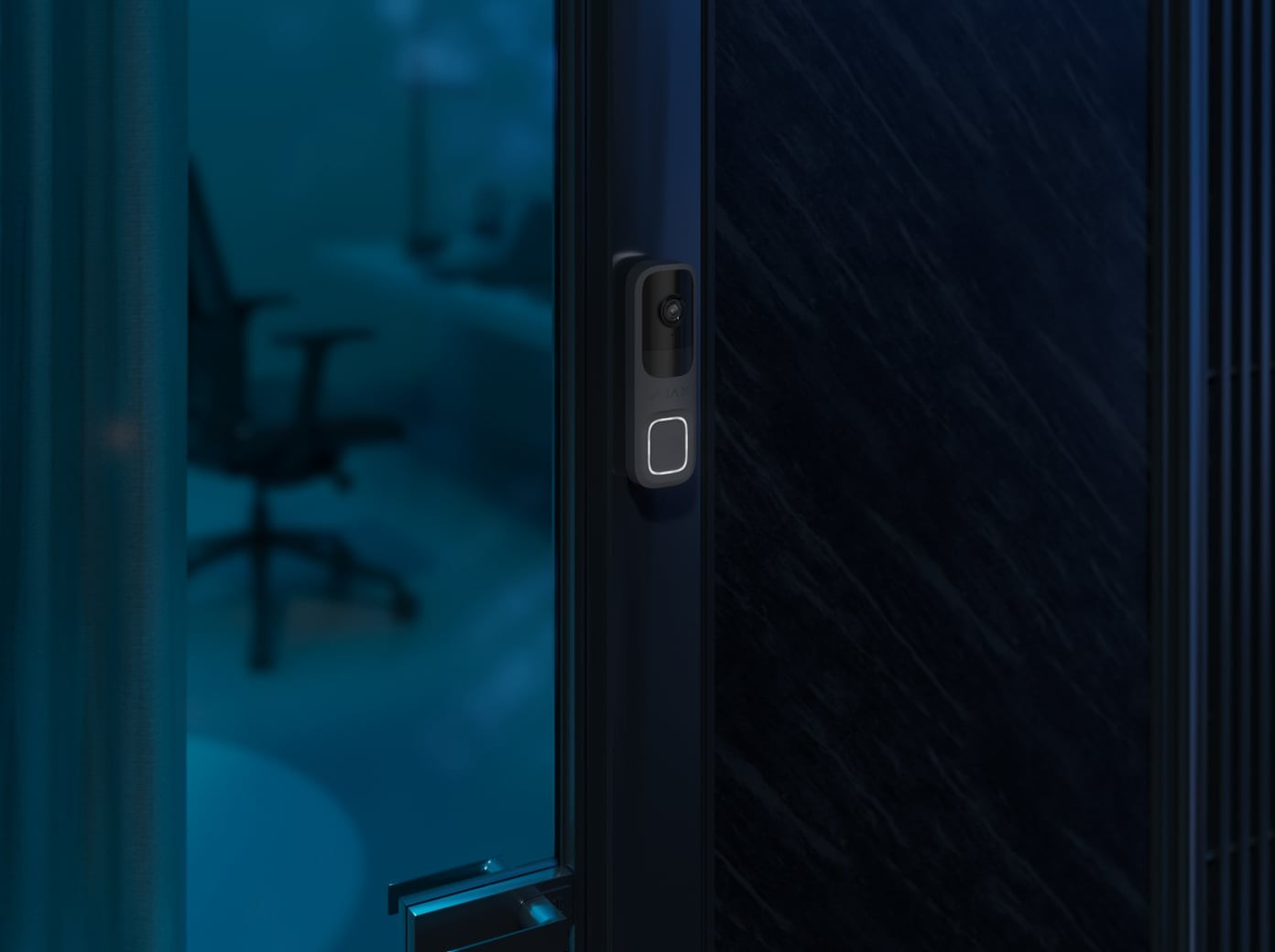 Un sistema di campanello scuro con telecamera è montato su una porta scura e fantasia.