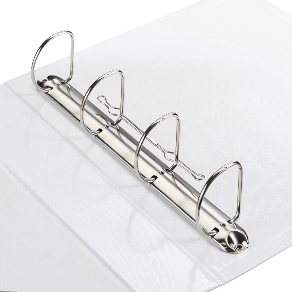 Ein offener weißer Ringordner mit silbernen Metallringen und Scharnieren.