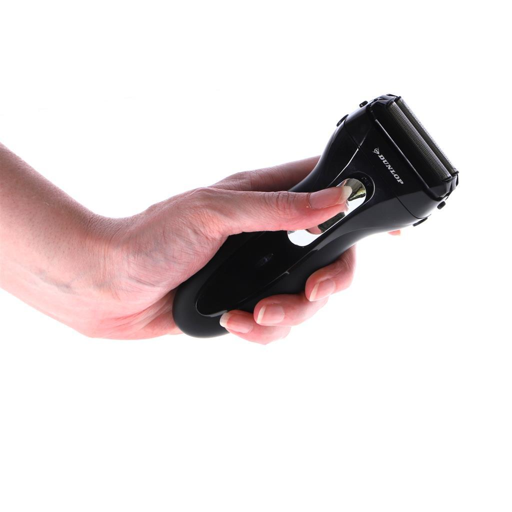Eine Hand hält einen schwarzen Rasierer mit silbernem Knopf.