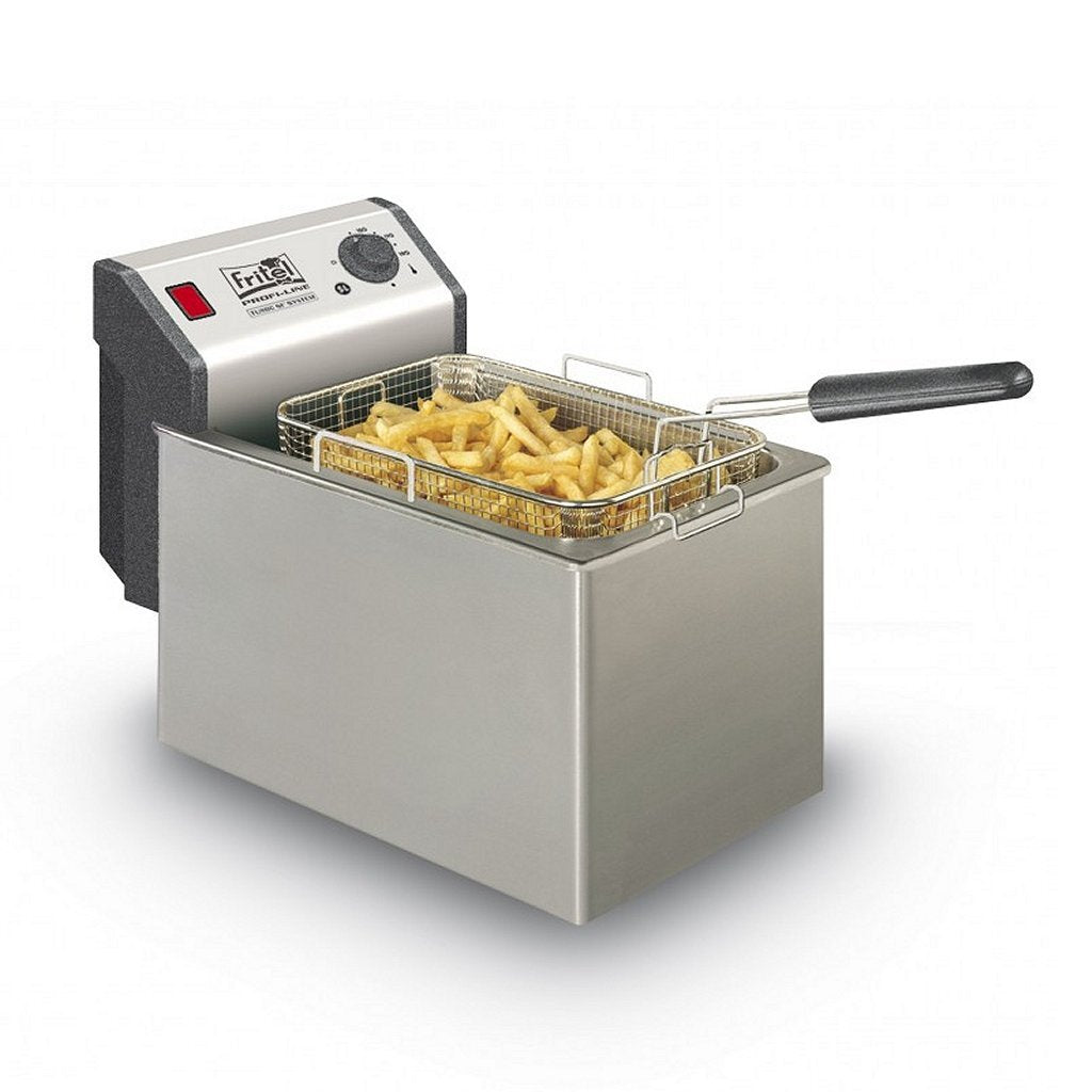 Een roestvrijstalen frituurpan met een mand vol goudbruine frietjes.
