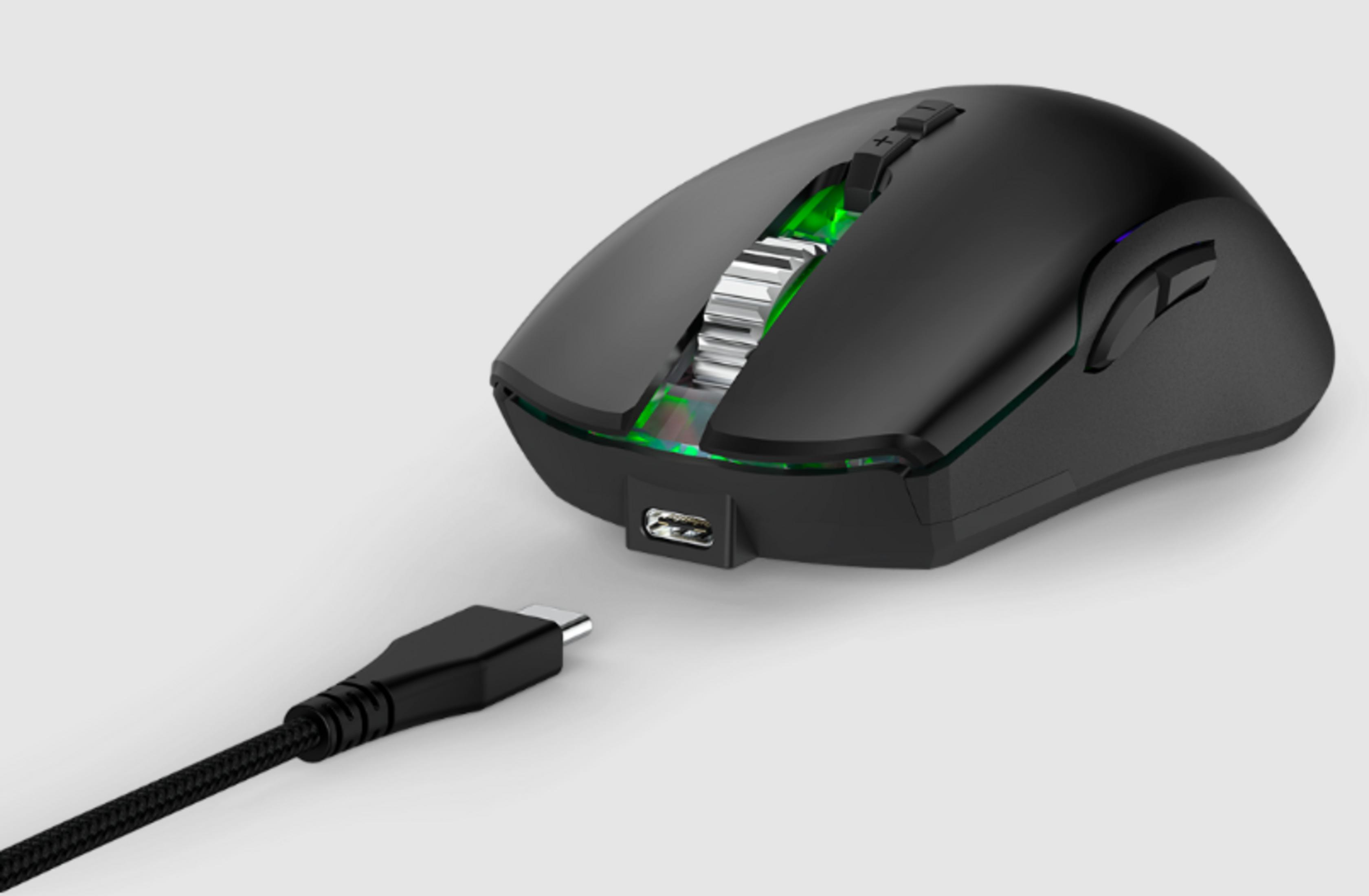 Mouse gaming nero con porta USB-C e rotellina illuminata di verde.