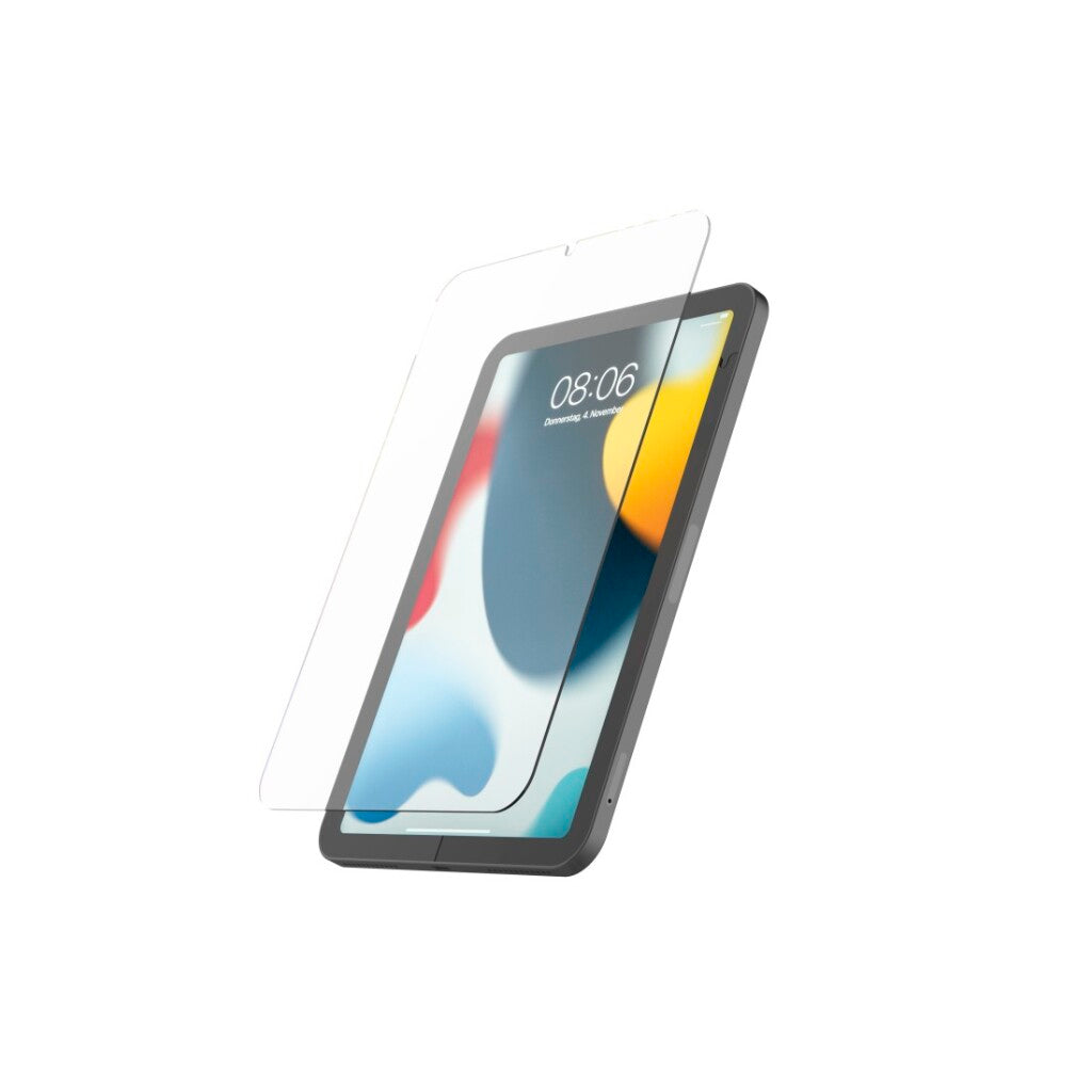 Una protezione dello schermo in vetro giace su un tablet scuro con schermo attivo.