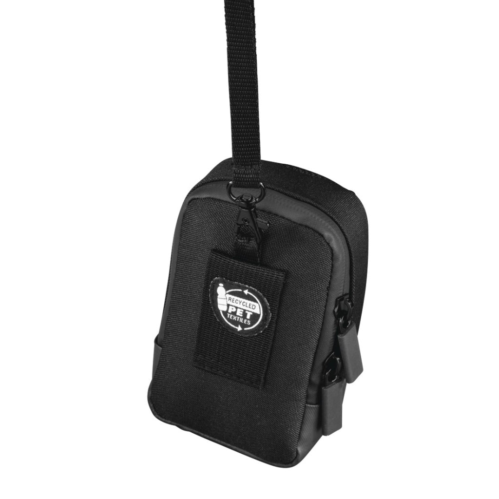 Kleine schwarze Tasche mit PET-Textilien-Logo, hängt an einem Riemen.