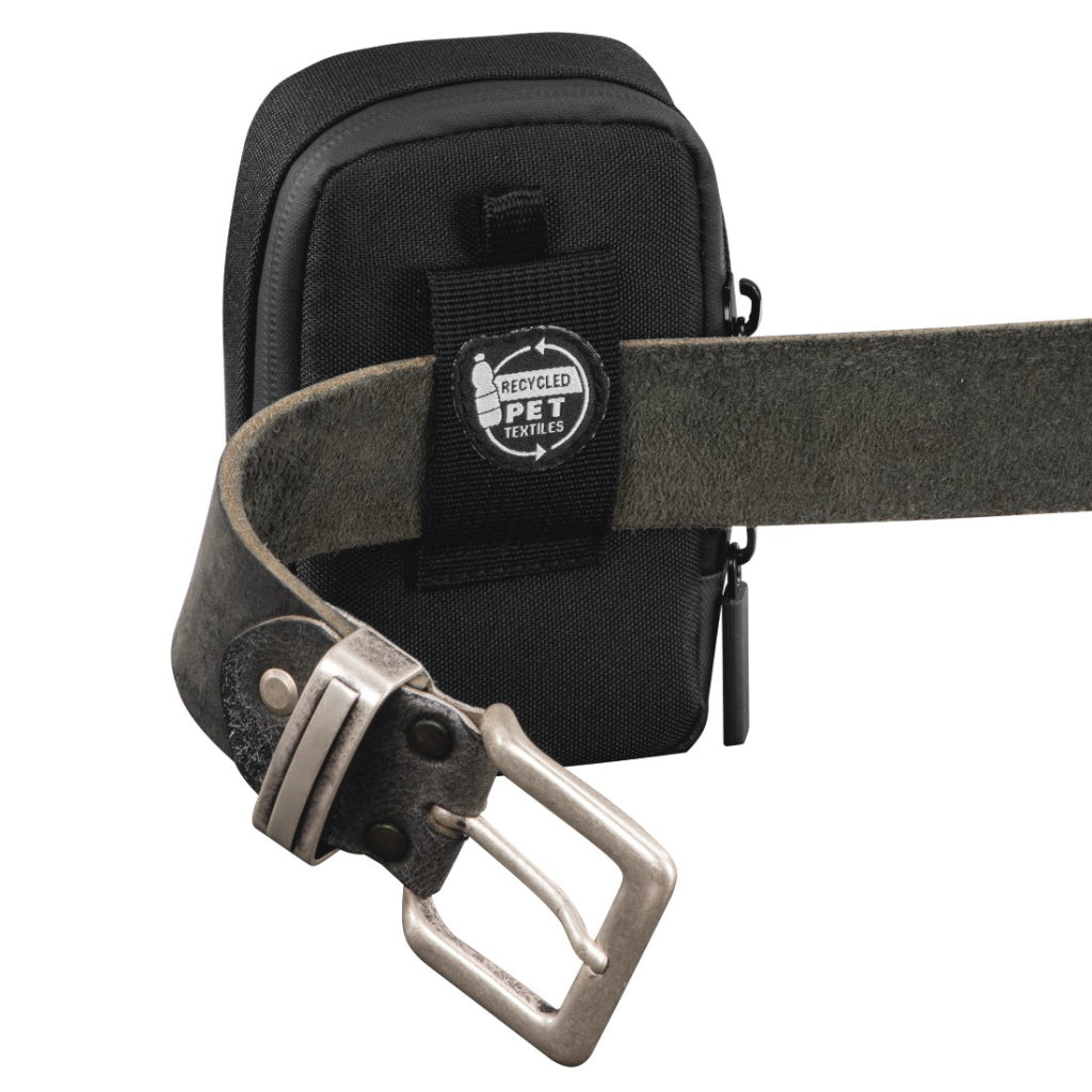 Schwarze Gürteltasche mit einem Gürtel und einem Recycled PET Textiles-Logo.