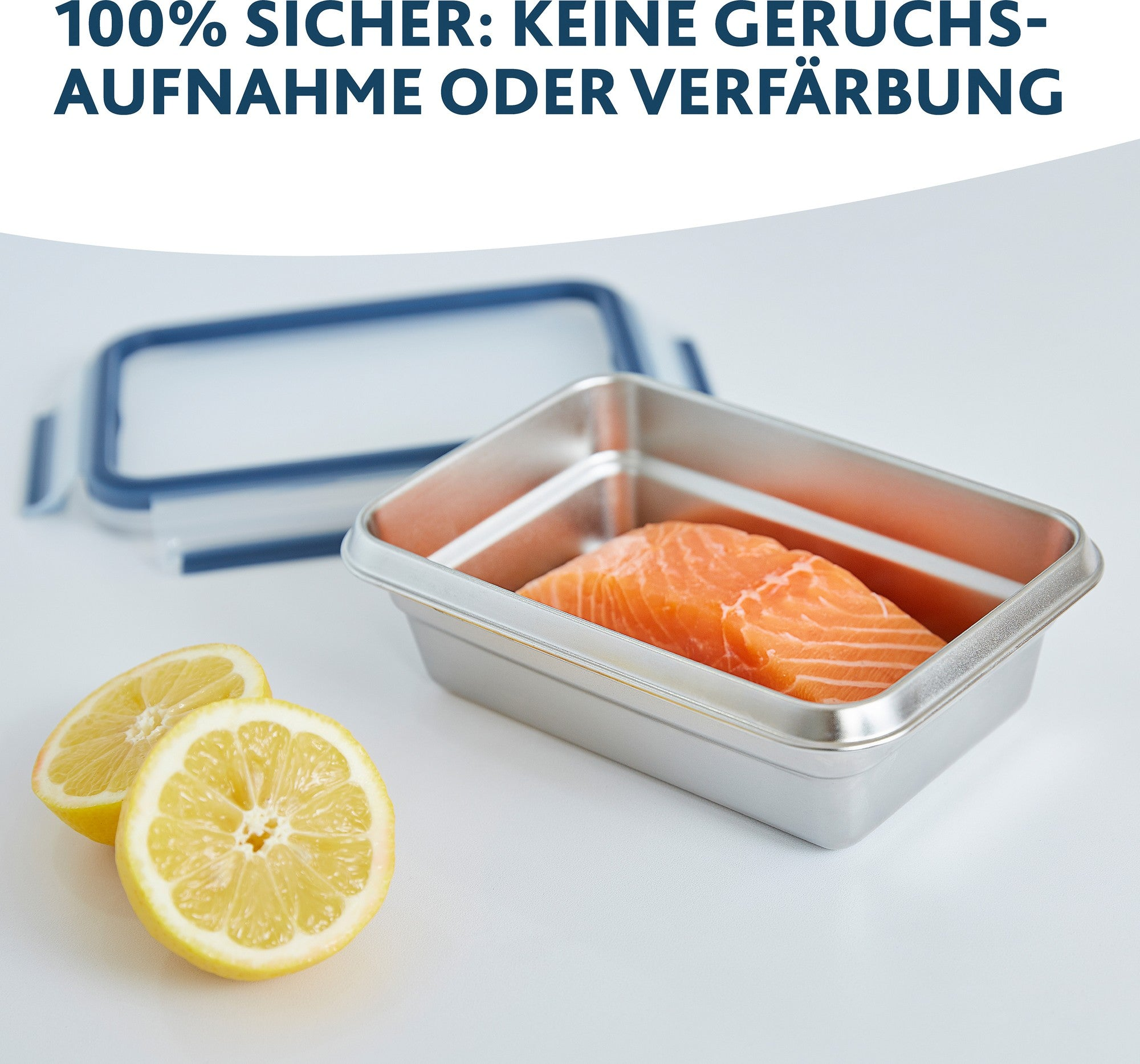 Rohes Lachsfilet in Metallbehälter mit zwei Zitronenhälften und Deckel.