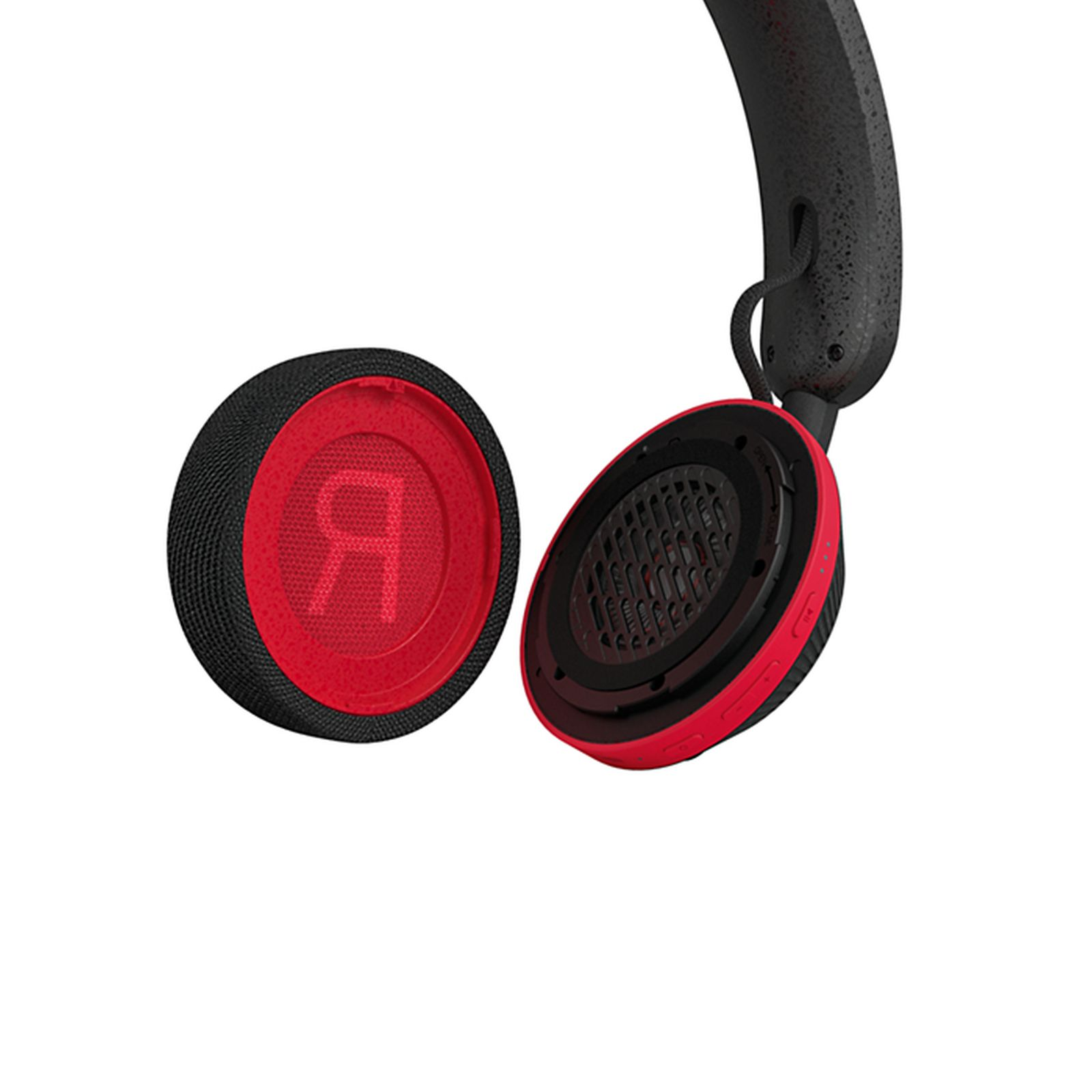 Gros plan d'un casque noir aux accents rouges. Une oreillette est visible, l'autre est suggérée.