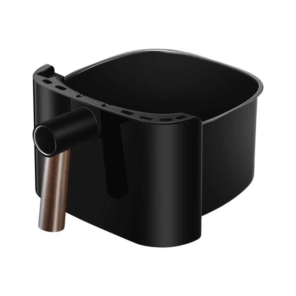 Cestello nero per friggitrice ad aria con manico in legno marrone, isolato su bianco.