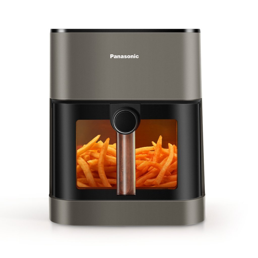 Una friggitrice ad aria Panasonic scura con finestra che mostra patatine.
