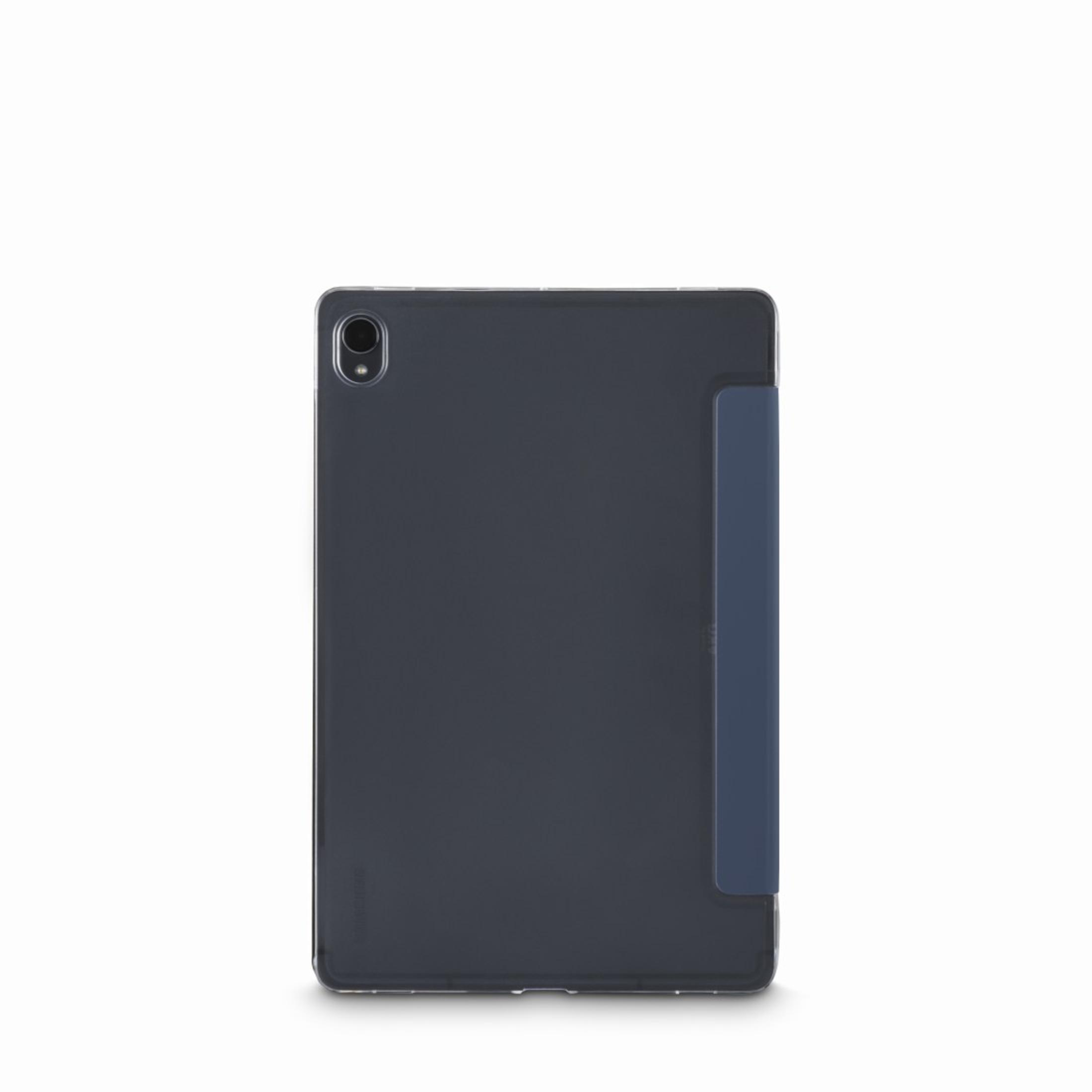 Ciemnoszare tablet z niebieskim etui, obiektyw aparatu z tyłu.