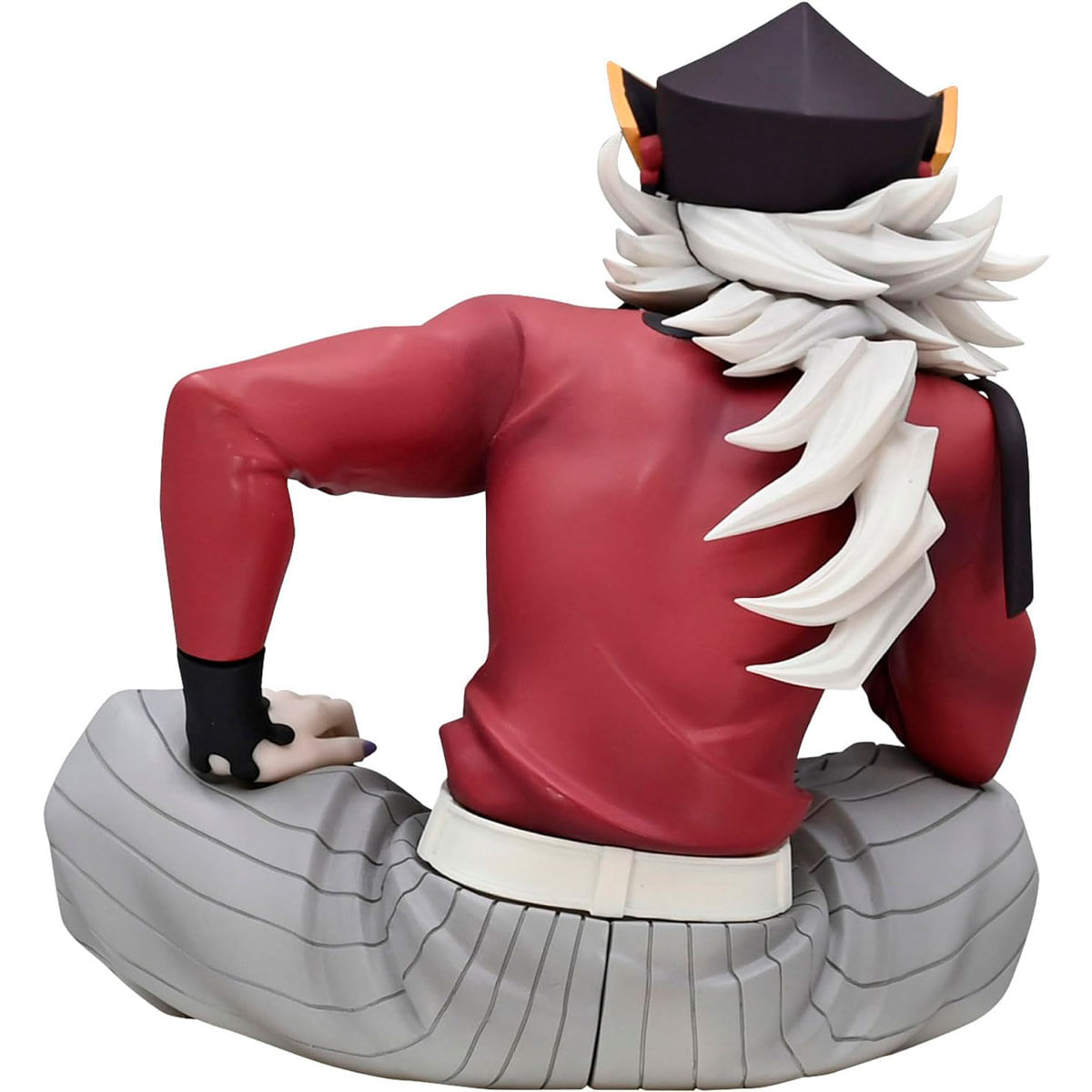 Figurine d'un homme aux manches rouges, cheveux blancs et pantalon gris.