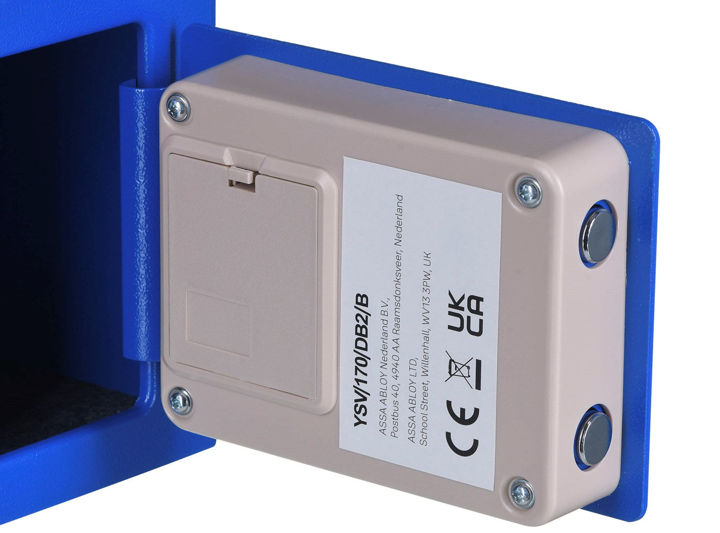 Una cassaforte blu con porta aperta mostra un'unità elettronica color crema con etichette.
