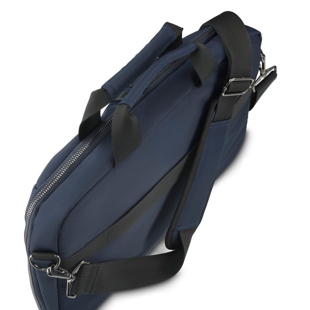 Dunkelblaue Tasche mit schwarzen Riemen und silbernen Schnallen, Ansicht von oben.
