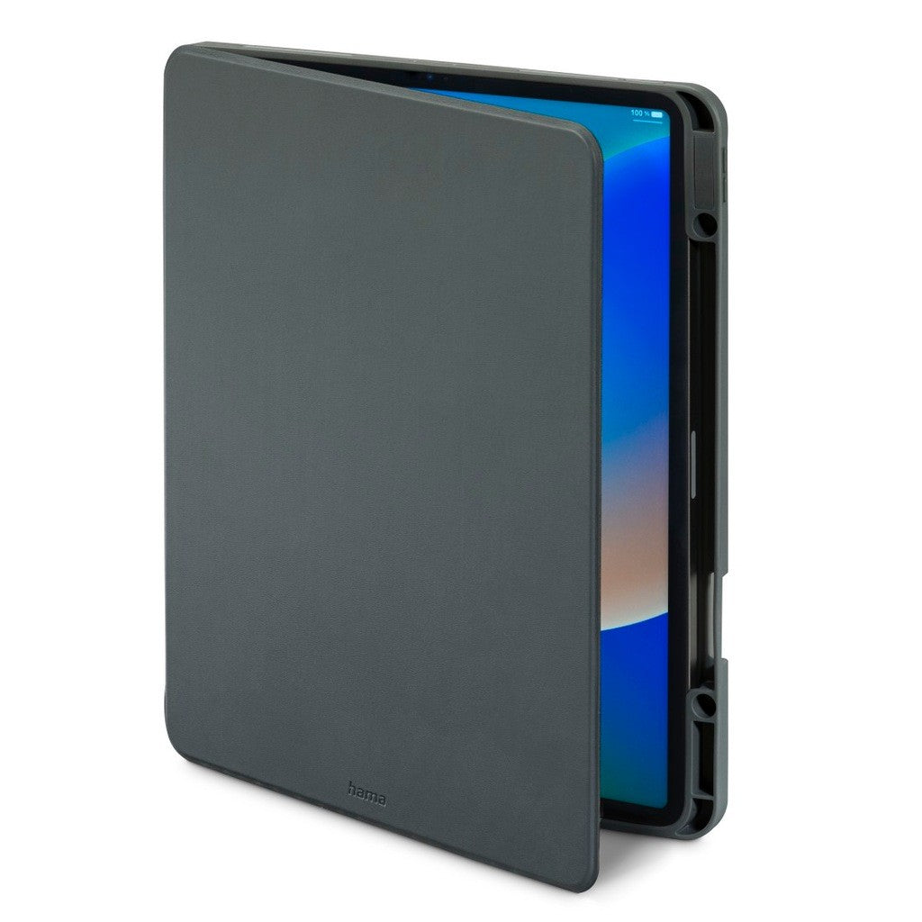 Dunkelgraues Tablet mit offenem Schutzcover, das das blaue Display zeigt.