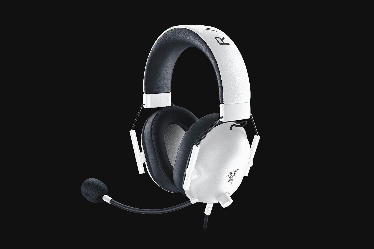 Wit en zwart gaming-headset met microfoon op zwarte achtergrond.