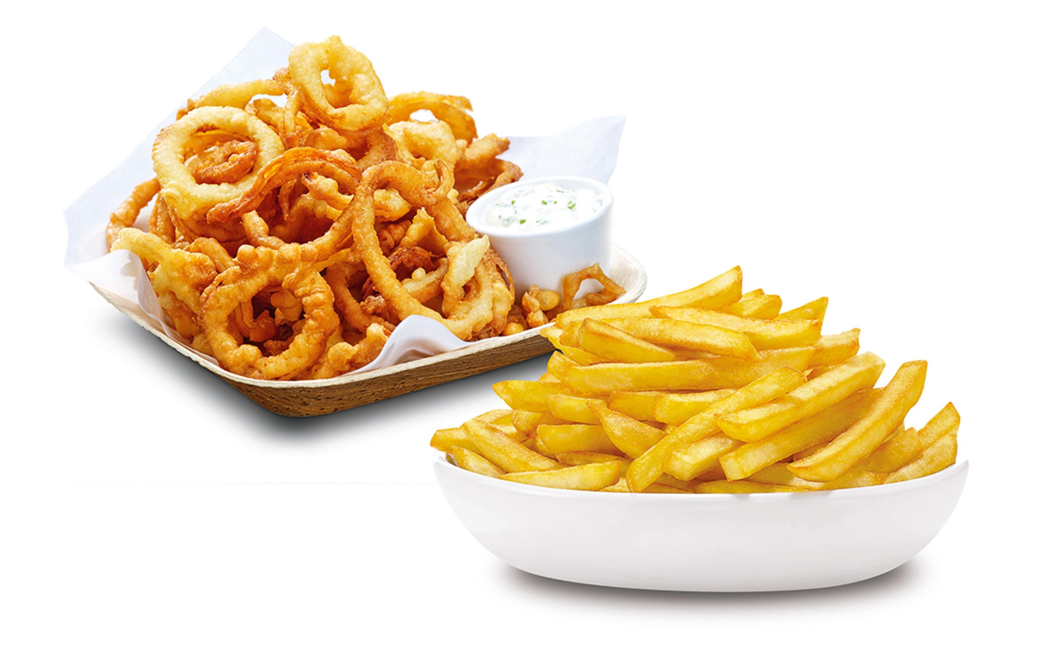 Anelli di cipolla e patatine fritte dorate con salsa su sfondo bianco.