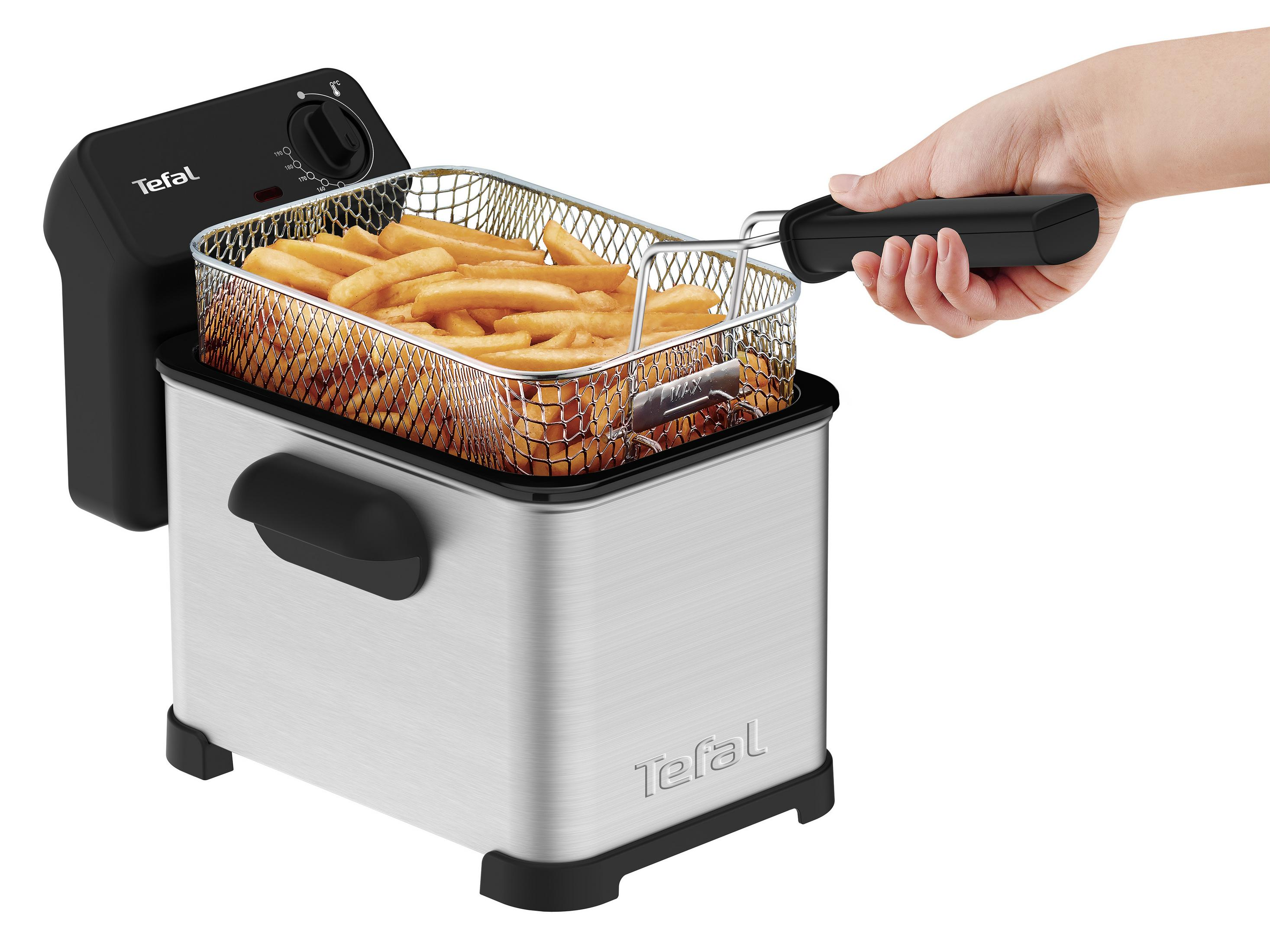 Una friggitrice Tefal con un cestello pieno di patatine fritte dorate, tenuto da una mano.