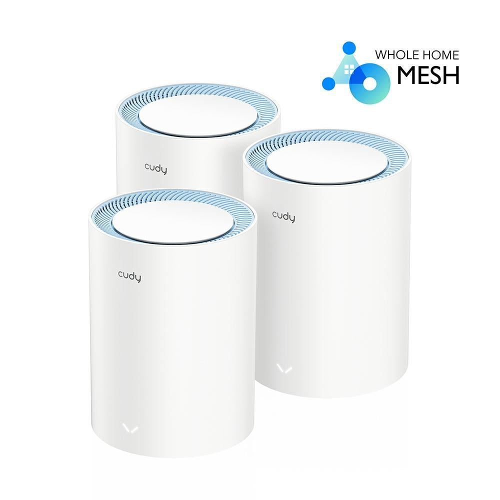 Tre router mesh Cudy bianchi con accenti blu. Logo in alto a destra.