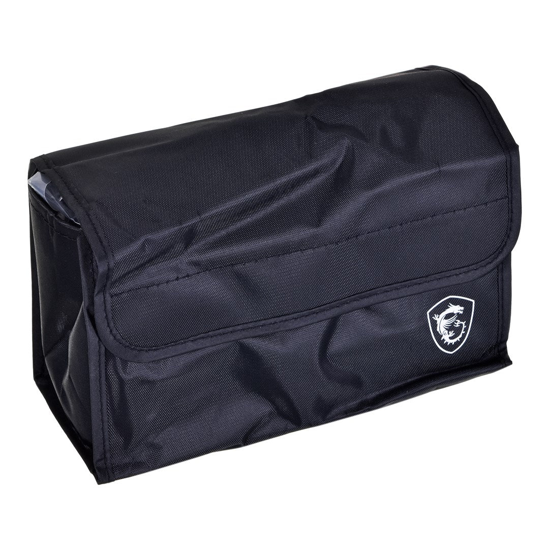Een zwarte stoffen tas met een wit drakenlogo op de voorkant.