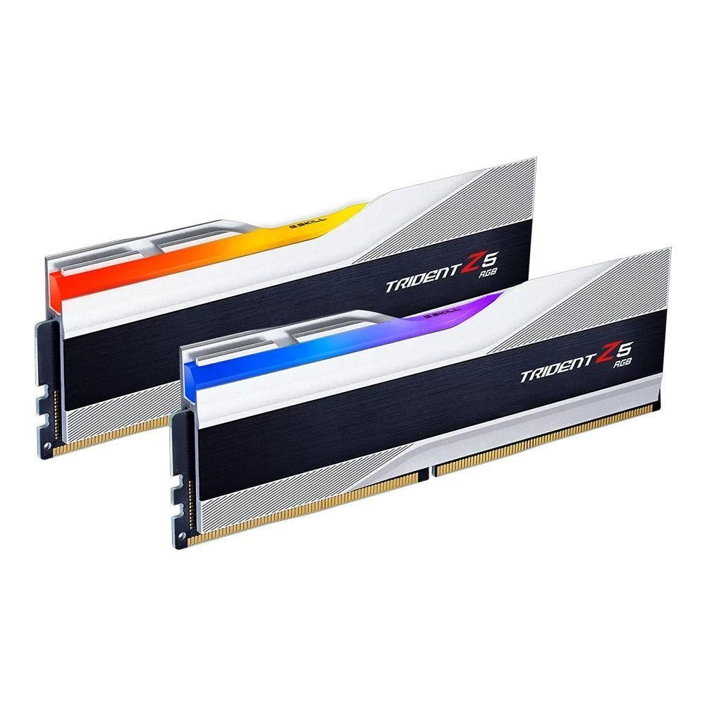 Zwei G.Skill Trident Z5 RGB RAM-Module mit schwarzem Kühlkörper und RGB-Beleuchtung.