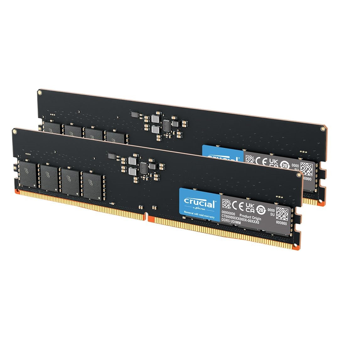Zwei schwarze Crucial DDR5 UDIMM RAM-Riegel mit goldenen Anschlüssen auf weißem Hintergrund.
