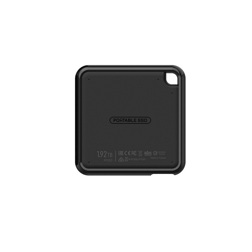 Schwarze tragbare SSD, 1,92 TB, mit Zertifizierungslogos und „Made in Taiwan“.
