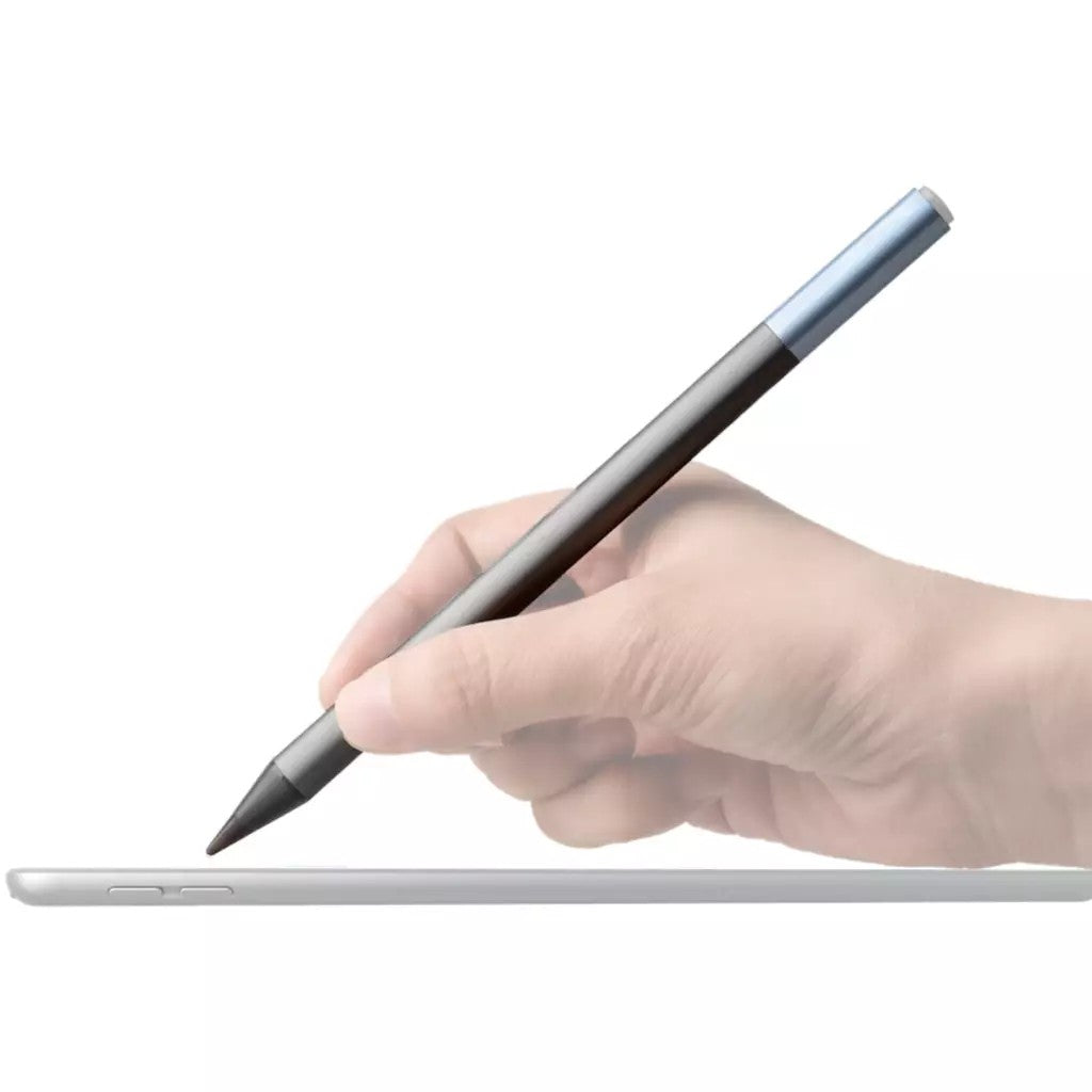 Une main tient un stylet sombre sur une tablette, fond blanc.